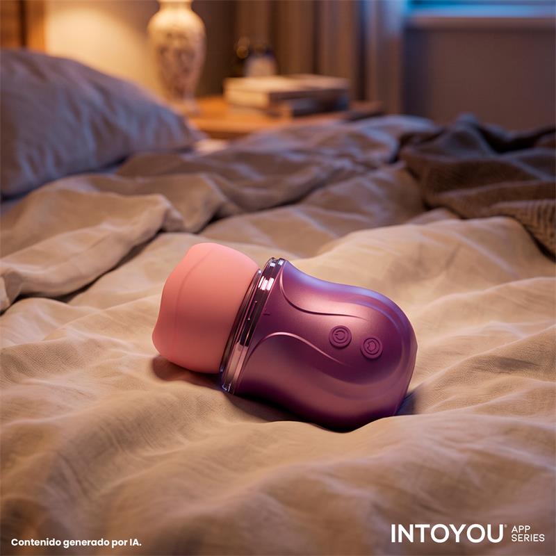 Suvi sobre una cama en un ambiente íntimo